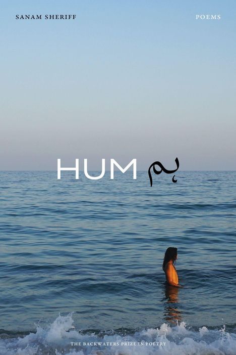 "HUM Poems, Sanam Sheriff. Eine Person steht bis zur Taille im Meer unter klarem Himmel."
