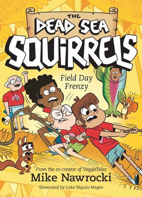 "THE DEAD SEA SQUIRRELS: Field Day Frenzy". Kinder ziehen an einem Seil, während Eichhörnchen und ein Mann zuschauen.