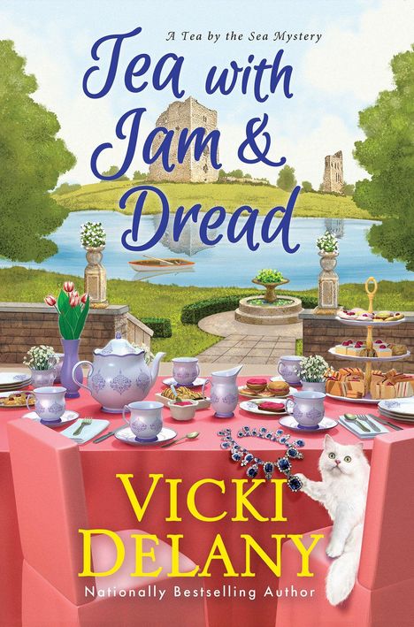 "Tea with Jam & Dread" und "Vicki Delany" sind im Vordergrund. Ein Tisch ist gedeckt mit Tee, Gebäck und Blumen.