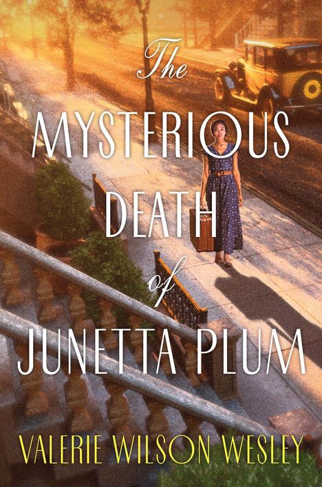 "The Mysterious Death of Junetta Plum" von Valerie Wilson Wesley. Eine Frau mit Koffer steht auf einer beleuchteten Straße.