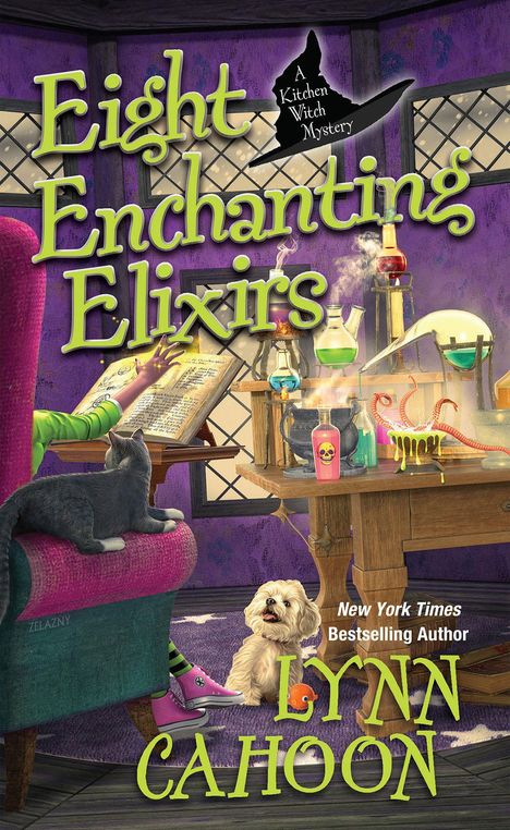 "Eight Enchanting Elixirs" steht in großen, grünen Buchstaben im Zentrum. Eine Hexenhut-Silhouette trägt "A Kitchen Witch Mystery". Darunter ein fröhlicher Hund, eine Katze auf einem Stuhl, Zaubertränke auf einem Regal.