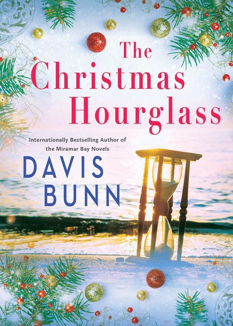 "The Christmas Hourglass" von Davis Bunn. Sanduhr am Meer bei Sonnenuntergang, umgeben von Tannenzweigen und Kugeln.