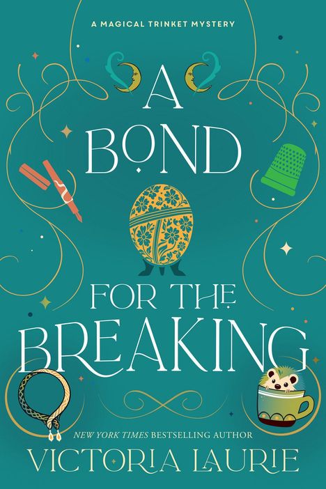 „A Magical Trinket Mystery: A Bond for the Breaking“ von Victoria Laurie. Illustrationen: Zauberstab, Ei, Fingerhut, Tasse.