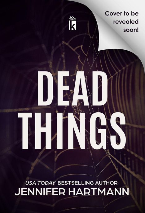 „Cover to be revealed soon! DEAD THINGS“ von Jennifer Hartmann. Ein Logo mit einem Buchsymbol oben links. Spinnennetzstruktur.
