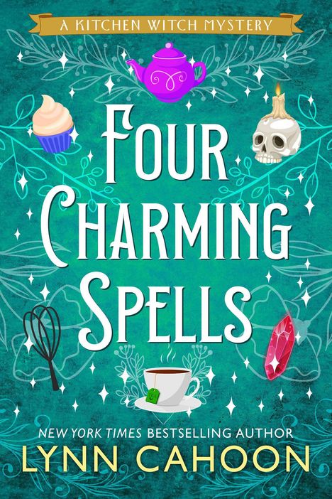 „Four Charming Spells“, „A Kitchen Witch Mystery“, „Lynn Cahoon“; Illustrationen: Teekanne, Schädel mit Kerze, Edelstein.
