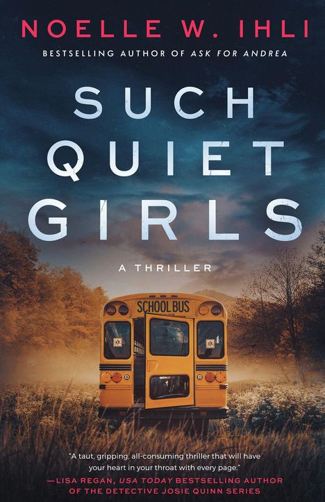Der Text: "NOELLE W. IHLI, SUCH QUIET GIRLS, A THRILLER." Ein gelber Schulbus steht auf einer Wiese im Morgengrauen.