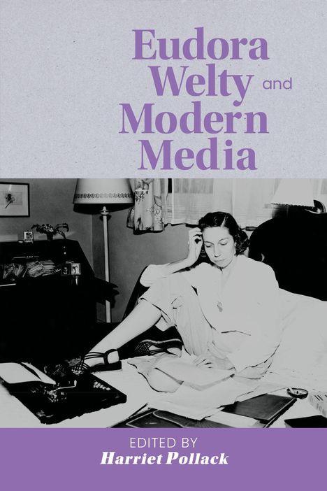 "Eudora Welty and Modern Media" in lila Schrift. Eine Frau sitzt auf einem Sessel, umgeben von Papieren und einer Schreibmaschine.