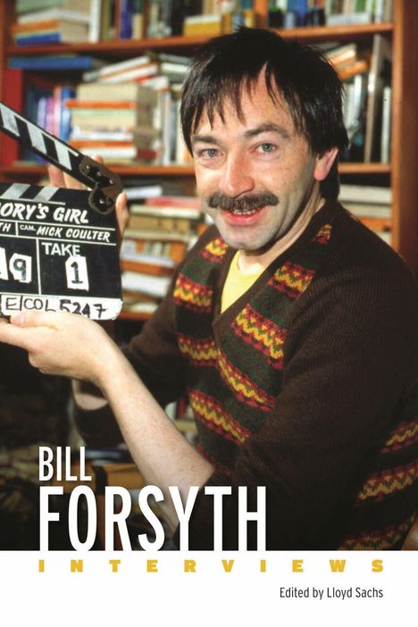 Text: "Bill Forsyth Interviews". Ein Mann mit Schnurrbart hält eine Filmklappe, Bücher im Hintergrund.