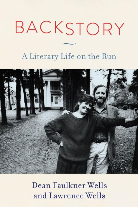 "BACKSTORY: A Literary Life on the Run" von Dean und Lawrence Wells. Schwarz-Weiß-Foto eines lachenden Paares vor einem Haus.