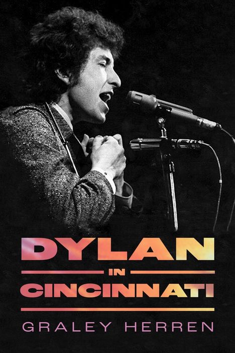 "Dylan in Cincinnati," Graley Herren. Schwarz-Weiß-Foto eines Sängers am Mikrofon, emotionale Darbietung.
