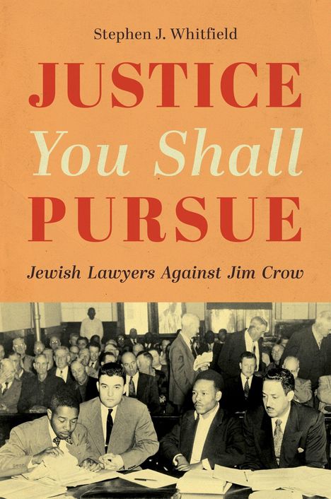 Text: "Stephen J. Whitfield. JUSTICE You Shall PURSUE. Jewish Lawyers Against Jim Crow." Schwarzweiß-Foto eines Gerichtssaals.