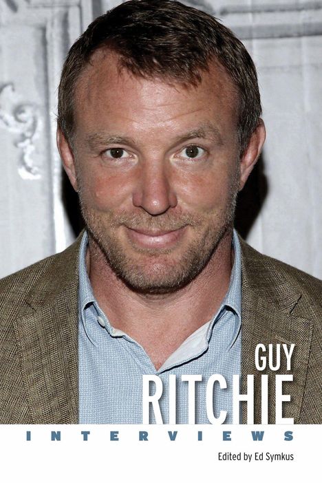 "GUY RITCHIE INTERVIEWS. Edited by Ed Symkus." Ein Mann lächelt freundlich, er trägt ein Sakko über einem Hemd.