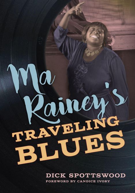 Titel: Ma Rainey's Traveling Blues. Autor: Dick Spottswood. Vorwort: Candice Ivory. Eine lächelnde Frau zeigt nach oben.