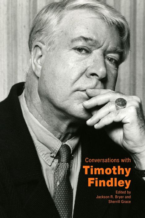 Text: „Conversations with Timothy Findley“. Bearbeitet von Jackson R. Bryer und Sherrill Grace. Schwarz-weiß-Fotografie eines nachdenklichen Mannes mit einem Ring.
