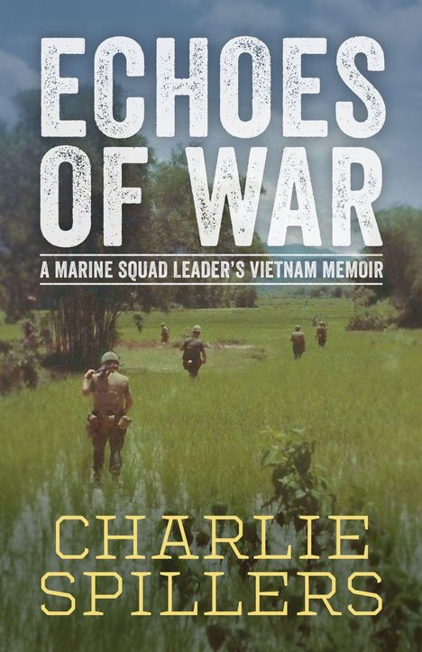 Text: "Echoes of War: A Marine Squad Leader's Vietnam Memoir." "Charlie Spillers." Soldaten marschieren durch grünes Feld.