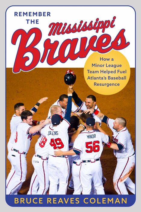 "Remember the Mississippi Braves." Gelber Kreistext beschreibt, wie ein Minor-League-Team Atlantas Baseball erneuerte. Baseballspieler feiern.