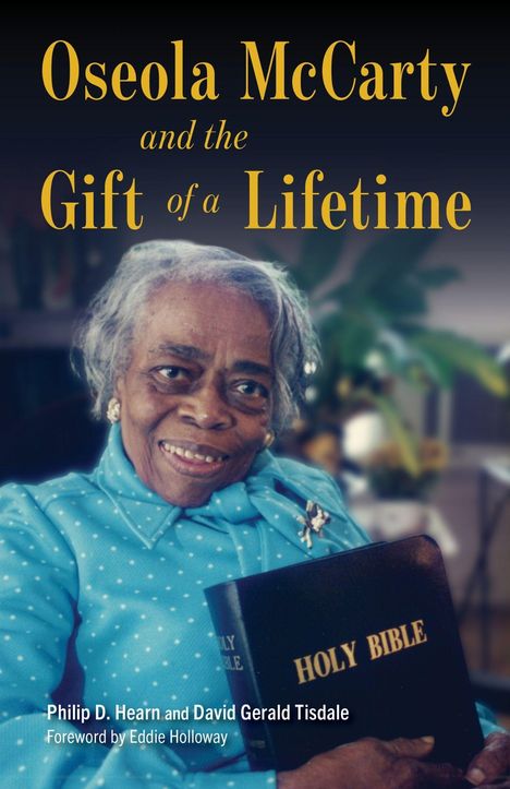 Titel: "Oseola McCarty and the Gift of a Lifetime". Eine ältere Frau lächelt, hält eine Bibel in den Händen, trägt ein blaues Kleid.