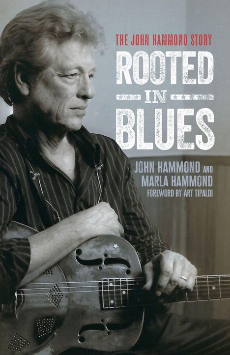 "The John Hammond Story: Rooted in Blues" steht in großer Schrift. Eine Person hält eine Resonatorgitarre.