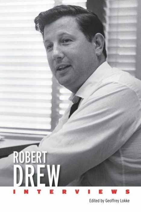 "Robert Drew Interviews" in schwarz-weiß, ein Mann im Hemd sitzt, bearbeitet von Geoffrey Lokke.