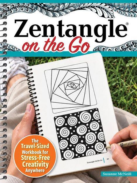 "Zentangle on the Go" in Schwarz und Rot. Spiralblock zeigt abstrakte Muster. Hand hält Stift, sitzt auf Gras.