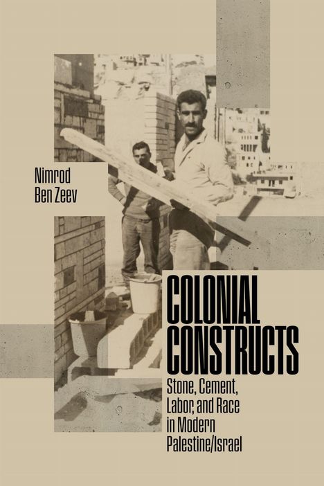 Zwei Männer, die bei Bauarbeiten in einer historischen Umgebung beschäftigt sind. Text: Nimrod Ben Zeev, Colonial Constructs.