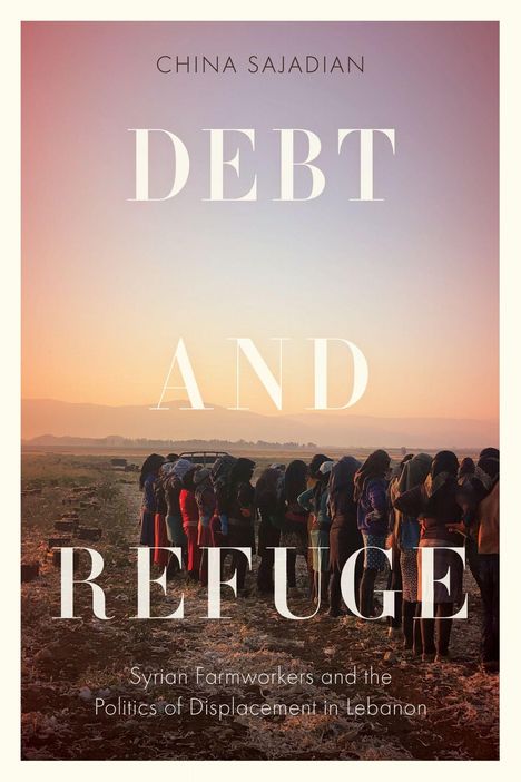 "DEBT AND REFUGE. Syrian Farmworkers and the Politics of Displacement in Lebanon." Menschen stehen im Abendlicht.