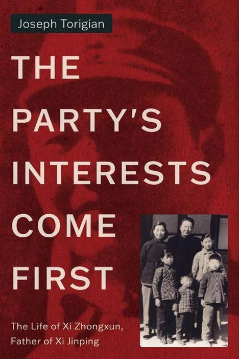 "The Party's Interests Come First" von Joseph Torigian; ein Schwarz-Weiß-Foto einer Familie im Vordergrund.