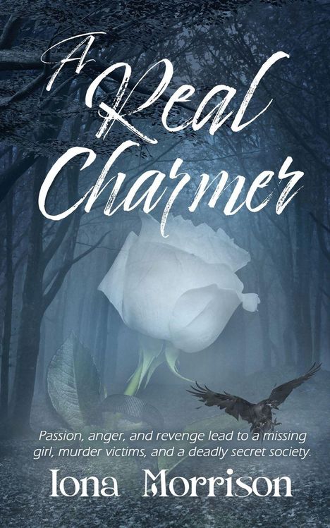 „A Real Charmer“ von Iona Morrison. Ein mystischer Wald, weiße Rose, fliegender Rabe, Atmosphäre düster und geheimnisvoll.