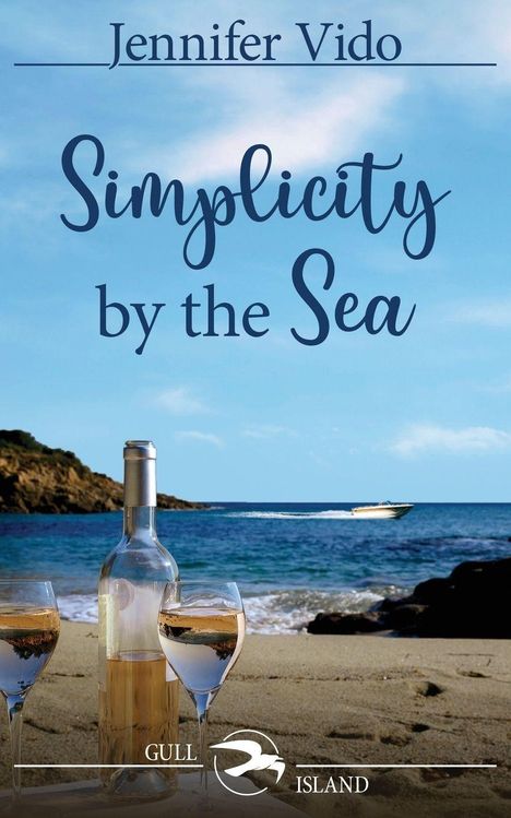 "Simplicity by the Sea", Jennifer Vido. Sandstrand mit Weinflasche, zwei Gläsern, Meerblick, Boot und Felsen im Hintergrund.