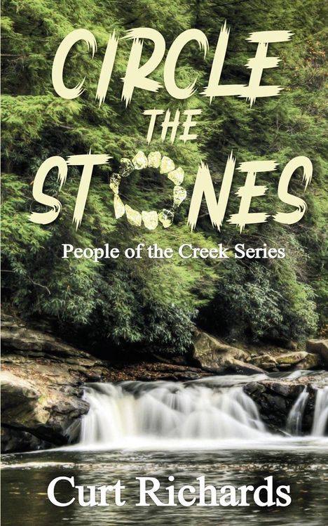 "CIRCLE THE STONES", "People of the Creek Series", "Curt Richards". Wasserfall in einem dichten Wald.