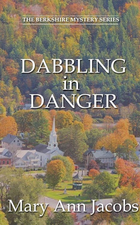 Text: "The Berkshire Mystery Series", "Dabbling in Danger", "Mary Ann Jacobs". 

Herbstliche Kleinstadtlandschaft.