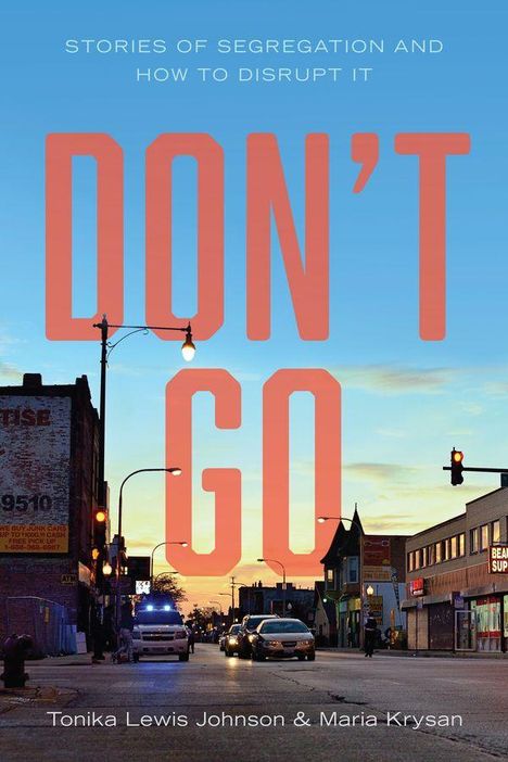 Große rote Schrift: "DON’T GO". Darüber in Blau: "Stories of Segregation and How to Disrupt It". Unten Autoren: Tonika Lewis Johnson & Maria Krysan. Hintergrund: Straßenszene bei Dämmerung.