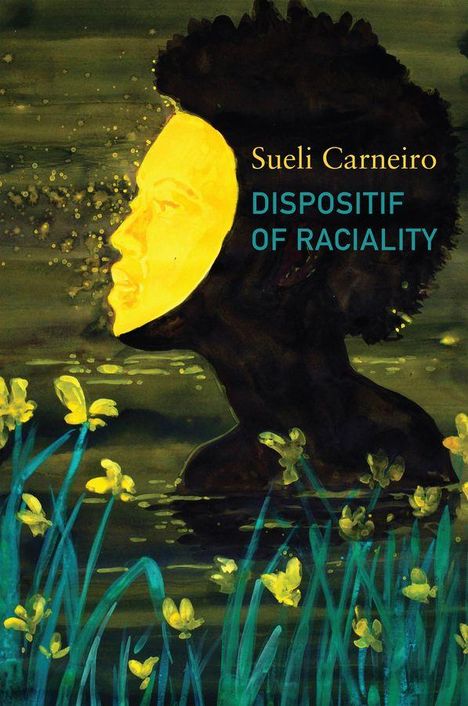 Text: "Sueli Carneiro" und "Dispositif of Raciality". Eine gelbe Gesichtssilhouette inmitten von Blumen auf dunklem Hintergrund.