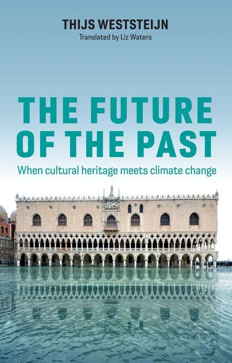 THIJS WESTSTEIJN, "THE FUTURE OF THE PAST", Gebäude reflektiert im Wasser, blau-grüner Himmel.