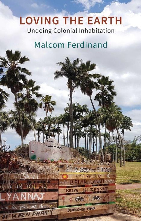 "Loving the Earth: Undoing Colonial Inhabitation - Malcom Ferdinand." Palmen, blauer Himmel, handgemalte Schilder.