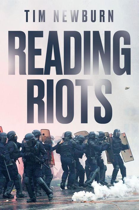 Text: "TIM NEWBURN READING RIOTS". Polizisten in Schutzkleidung stehen in Formation mit Schilden.