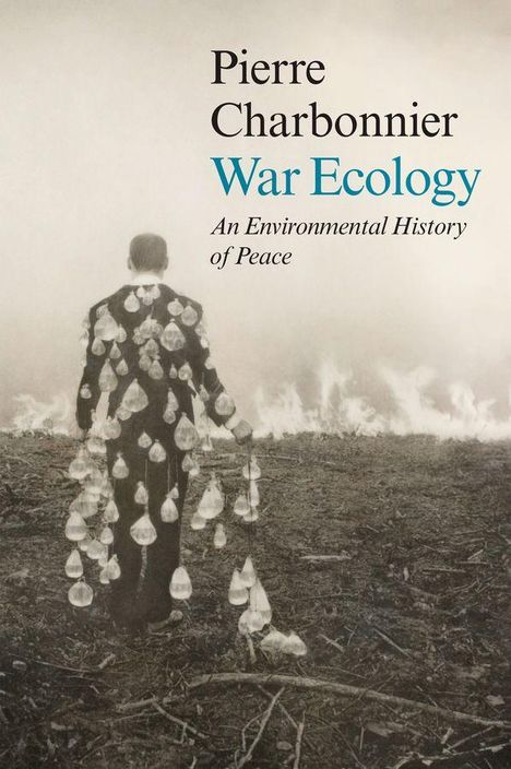 "Pierre Charbonnier: War Ecology. An Environmental History of Peace." Ein Mann trägt viele Glasbehälter, in trostloser Landschaft.