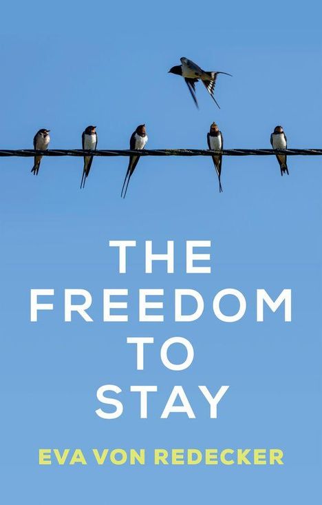 Text: "THE FREEDOM TO STAY" und "EVA VON REDECKER". Einige Schwalben sitzen auf einem Draht vor blauem Himmel. Eine fliegt.