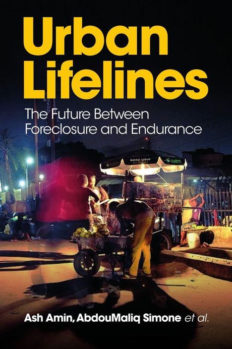 "Urban Lifelines: The Future Between Foreclosure and Endurance" von Ash Amin, AbdouMaliq Simone et al. Szene eines belebten Stadtmarktes bei Nacht.