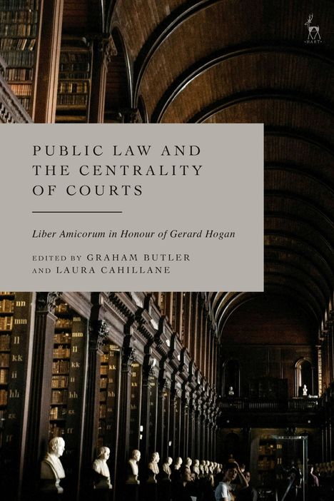 "Public Law and the Centrality of Courts". Bücherregale und Büsten in einer beeindruckenden Bibliothek mit gewölbter Holzdecke.