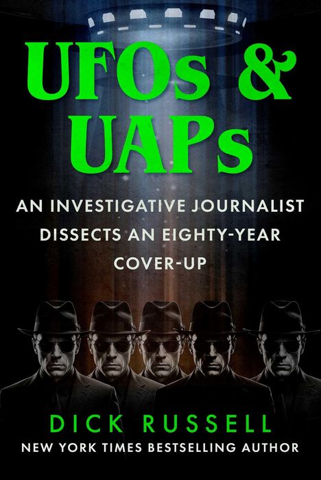 „UFOs & UAPs. An Investigative Journalist Dissects an Eighty-Year Cover-Up. Dick Russell. New York Times Bestselling Author.“  
Darunter Männer in Anzügen und Hüten, artifizielle Beleuchtung oben.