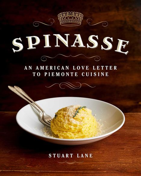 „Spinas“ – „An American Love Letter to Piemonte Cuisine“ – „Stuart Lane“. Teller mit Pasta und einer Gabel.