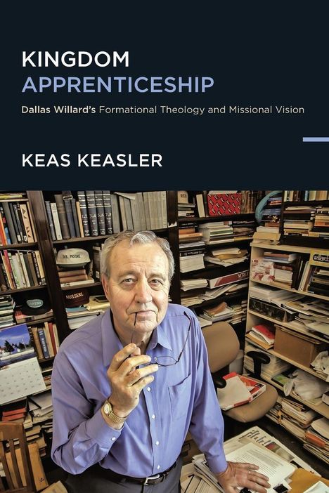 Ein Buchcover mit dem Titel "Kingdom Apprenticeship" von Keas Keasler. Ein älterer Mann steht vor vollgestellten Regalen.