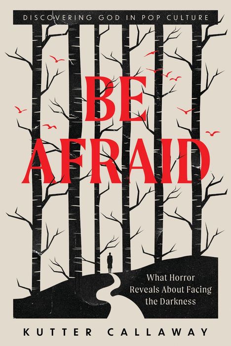 "BE AFRAID" in großen roten Buchstaben, umgeben von kahlen Bäumen und roten Vögeln. Darunter ein Mensch auf einem Pfad.