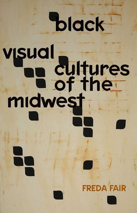 Text: "black visual cultures of the midwest" und "Freda Fair". Schwarze quadratische Muster auf beigem Hintergrund.