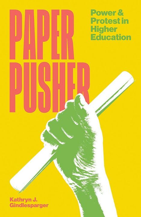 „PAPER PUSHER“ steht groß geschrieben. Eine grüne Hand hält ein weißes Papier. Gelber Hintergrund.