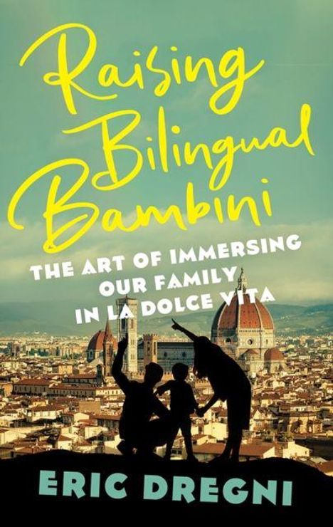 "Raising Bilingual Bambini" und "The art of immersing our family in la dolce vita" in gelber und weißer Schrift. Skyline mit Familie.
