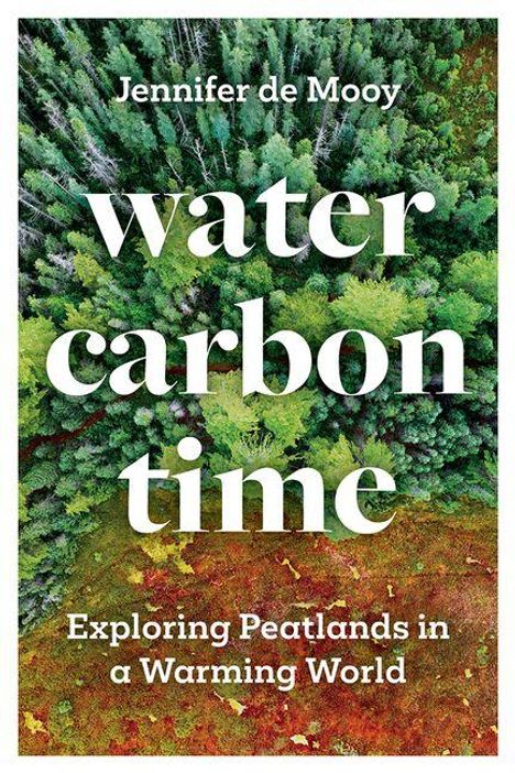 Text: "Jennifer de Mooy", "water carbon time", "Exploring Peatlands in a Warming World". Draufsicht auf einen dichten Wald.