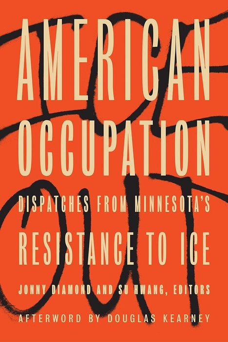"AMERICAN OCCUPATION: DISPATCHES FROM MINNESOTA'S RESISTANCE TO ICE" auf orangem Hintergrund mit schwarzem Graffiti.
