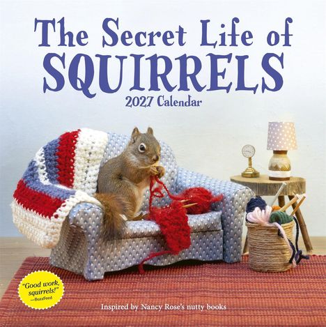 "The Secret Life of Squirrels 2027 Calendar." Eichhörnchen auf Sofa strickt, daneben Garnkorb, Lampe und kleiner Tischuhr.